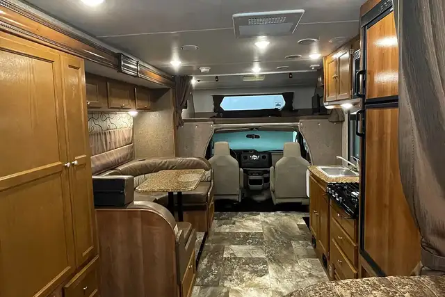 2018 Coachmen Leprechaun 220QB – Pre-Owned Class C Motorhome. in RVs & Motorhomes in Red Deer - Image 39