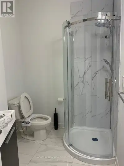 Room for rent Englemount-Lawrence Close to Subway