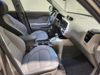 Great urban commuter car in this electric 18 Kia Soul Luxury. Complete with navigation, sunroof, cam... (image 4)
