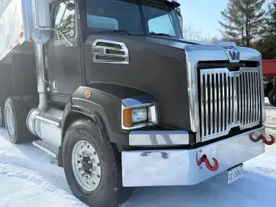Financing Available... Detroit DD13 6 Cylinder 12.8 L Diesel Engine, Engine Brake, Eaton Fuller Auto...