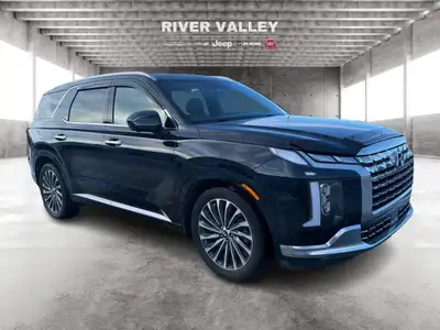 NAVIGATION, PARKING DISTANCE SENSORS, HEATED SEATS, SUNROOF, REMOTE STARTER Seeking an all-weather a...