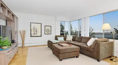 Positioned just off the bustling Cambie Street in Oakridge, Shannon Tower offers a pool for resident...