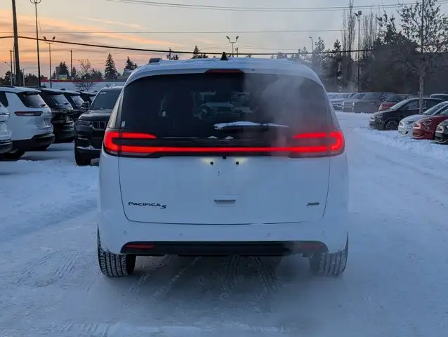 2026 Chrysler Pacifica Select in Cars & Trucks in Edmonton - Image 6