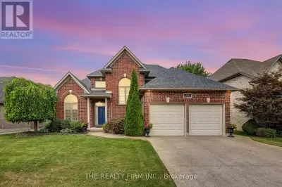 Welcome Home to 486 Plane Tree Drive! Located in the Beautiful and sought after Neighbourhood of Sun...