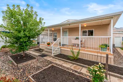 Immaculately maintained and light-filled, this move-in ready manufactured home in a desirable adult-...