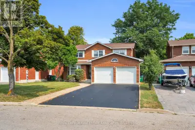 First time offered for sale by the original owners! This beautifully maintained 4+1 bedroom, 3 bathr...