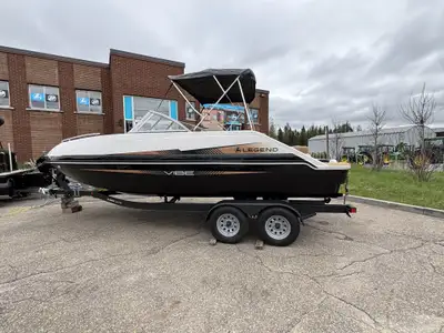 Découvrez notre Legend Vibe D23 FW 2023, propulsé par un Mercury 150L XL 4S. Ce modèle est en promot...