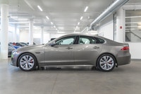 Jaguar XF P300 AWD R-Dynamic SE 2022: - Extérieur métallisé argent SILICON sur intérieur en cuir bla... (image 6)