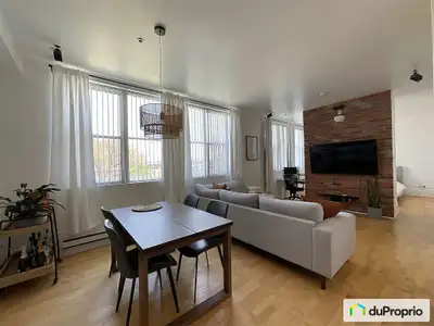 Loft à vendre dans un immeuble construit en 1947 et reconverti en 2005. D'un style aire ouverte avec...