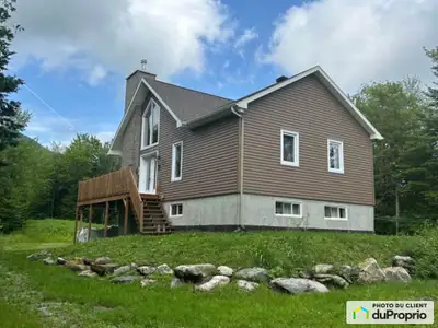 Magnifique maison construite en 2022, située dans le Domaine Au Pied du Mont-Ham, un secteur unique...