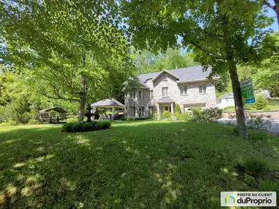 Magnifique maison 2 étages de qualité supérieure avec vue et accès au lac des Trois Montagnes. Situé...