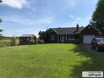 Splendide propriété avec bâtiments sur un domaine de 53.38 acres, zonée agricole permettant d'y gard...