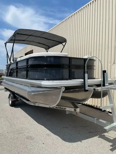 Unbeatable Value. 21Ft full length performance Tritoon with lifting strakes and Hydraulic steering....
