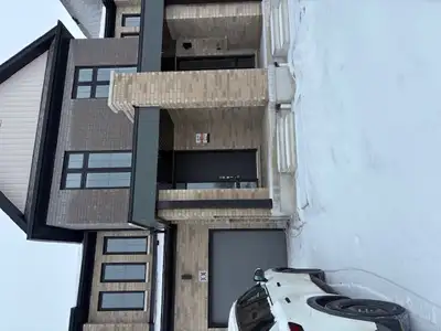 Stunning Three Bedroom Townhouse in New Stratford Subdivision Luxury Master Bedroom Ensuite Open Con...