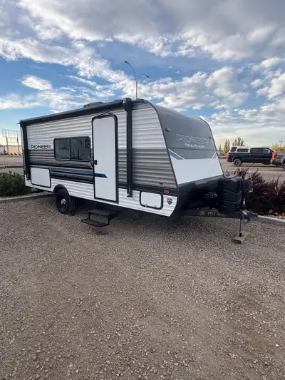 2022 Heartland Pioneer 170BH Murphy Queen Bed Double size bunks Rear Corner Bathroom 14’Power Awning...