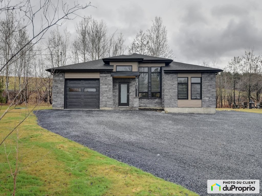 $639,900 - Bungalow for sale in Magog — photo 1