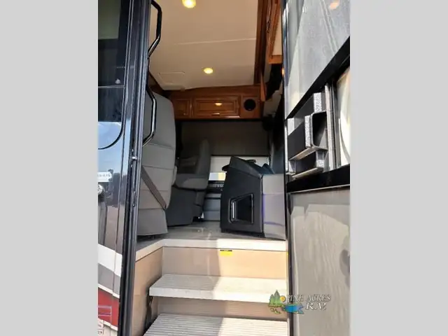 2019 Thor Motor Coach Tuscany 45MX only 020,049 Miles in RVs & Motorhomes in Moncton - Image 12