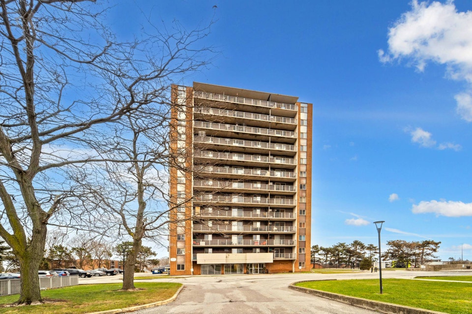 Leamington Towers Apartments - 1 Bedroom, 1 Bath A Apartment for 2
