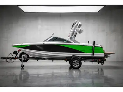 US-MBC3RBF8H112 MasterCraft X2 2012, une véritable perle rare en superbe condition ! C'est le bateau...