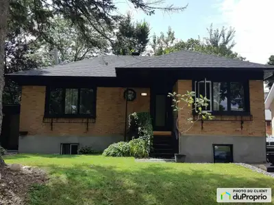 Splendide duplex entièrement rénovée en plein coeur de Québec! Elle se situe dans un secteur très co...