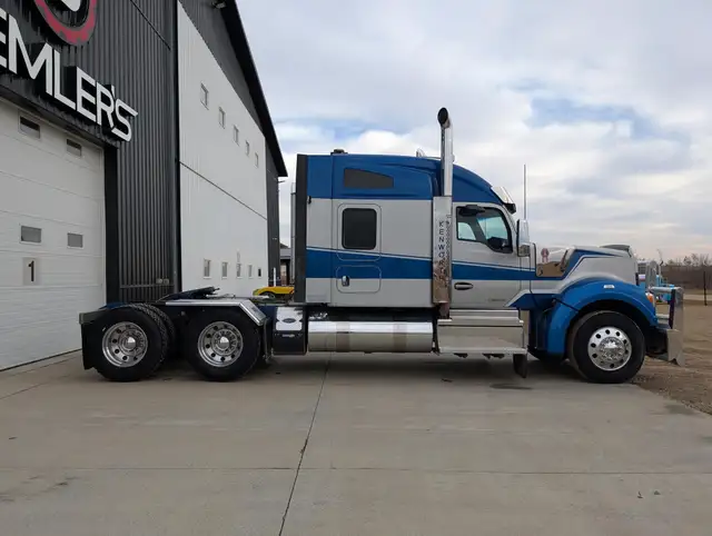 2021 KENWORTH W990 in Heavy Trucks in Saskatoon - Image 6