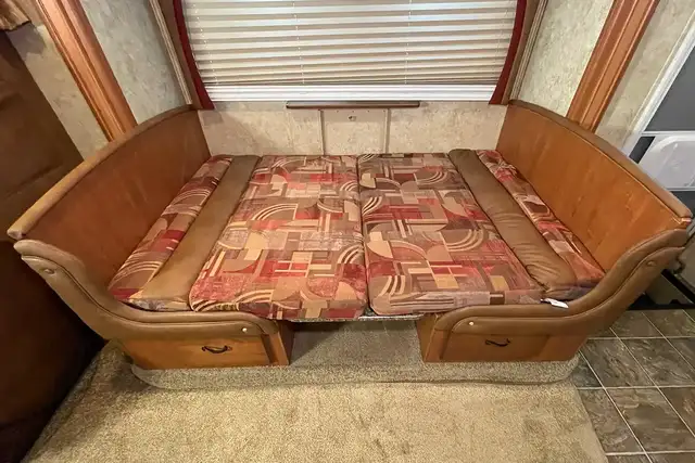 2010 Jayco Greyhawk 31GS - Pre-Owned Class C Motorhome in RVs & Motorhomes in Red Deer - Image 17
