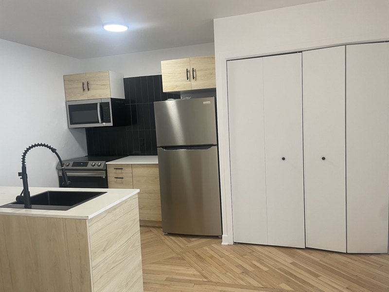 Superbe 4 1/2, 2e étage Rénové à neuf, centreville Ville de Q