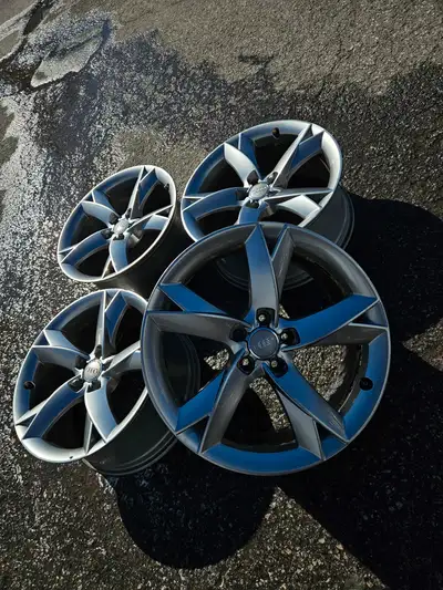 Nice original set of Audi A5 / S5 wheels in a light gunmetal finish. 19x8.5 Offset: 32 Bolt pattern:...