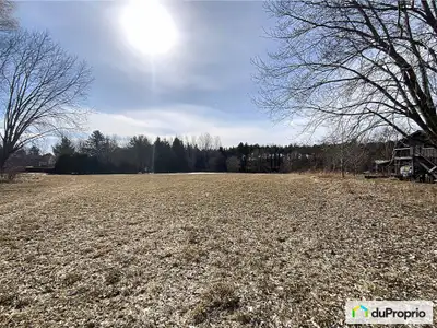Au coeur du village de Sainte-Brigide-d'Iberville, très grand terrain d'une superficie de 105 000 pi...