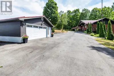Welcome to your Country Getaway! Located just a short drive north of the 401 you'll find this sprawl...