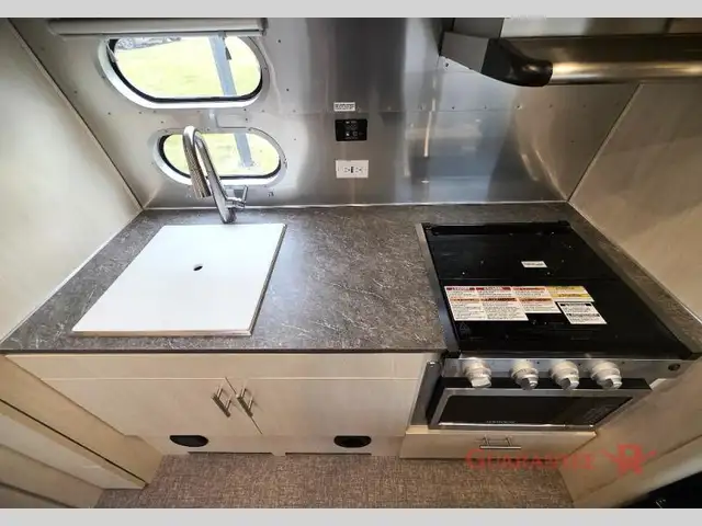2022 Airstream Flying Cloud 23FB in Travel Trailers & Campers in Calgary - Image 22