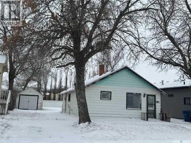 311 2nd AVENUE W Assiniboia, Saskatchewan in Houses for Sale in Moose Jaw - Image 3