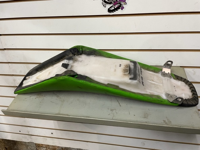 B315 06-08 KX250F/450F Seat/Saddle 53066-0131-336 in Motorcycle Parts & Accessories in Saskatoon - Image 4