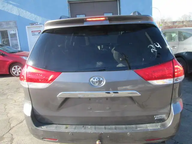2011 Toyota Sienna Limited AWD in Cars & Trucks in City of Montréal - Image 46