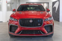 Jaguar F-PACE P550 AWD SVR 2022: - Extérieur métallisé rouge FIRENZE avec intérieur en cuir et daim... (image 5)