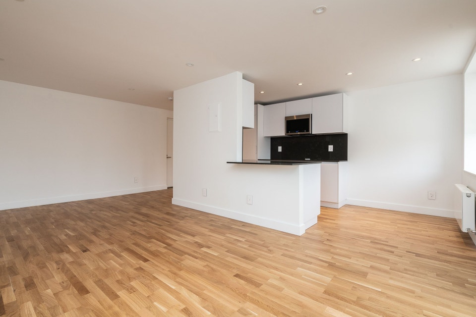 renovated two bedroom, eglinton and dvp - ID 4757 4