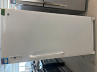 9227- Congélateur GE blanc une porte freezer single door white