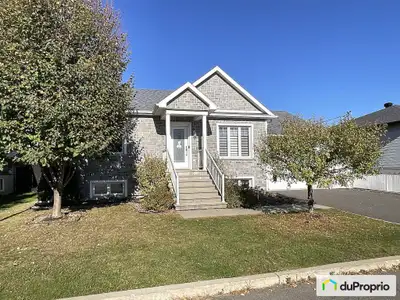 Charmant bungalow dans un quartier paisible et familial ! Découvrez cette magnifique propriété const...