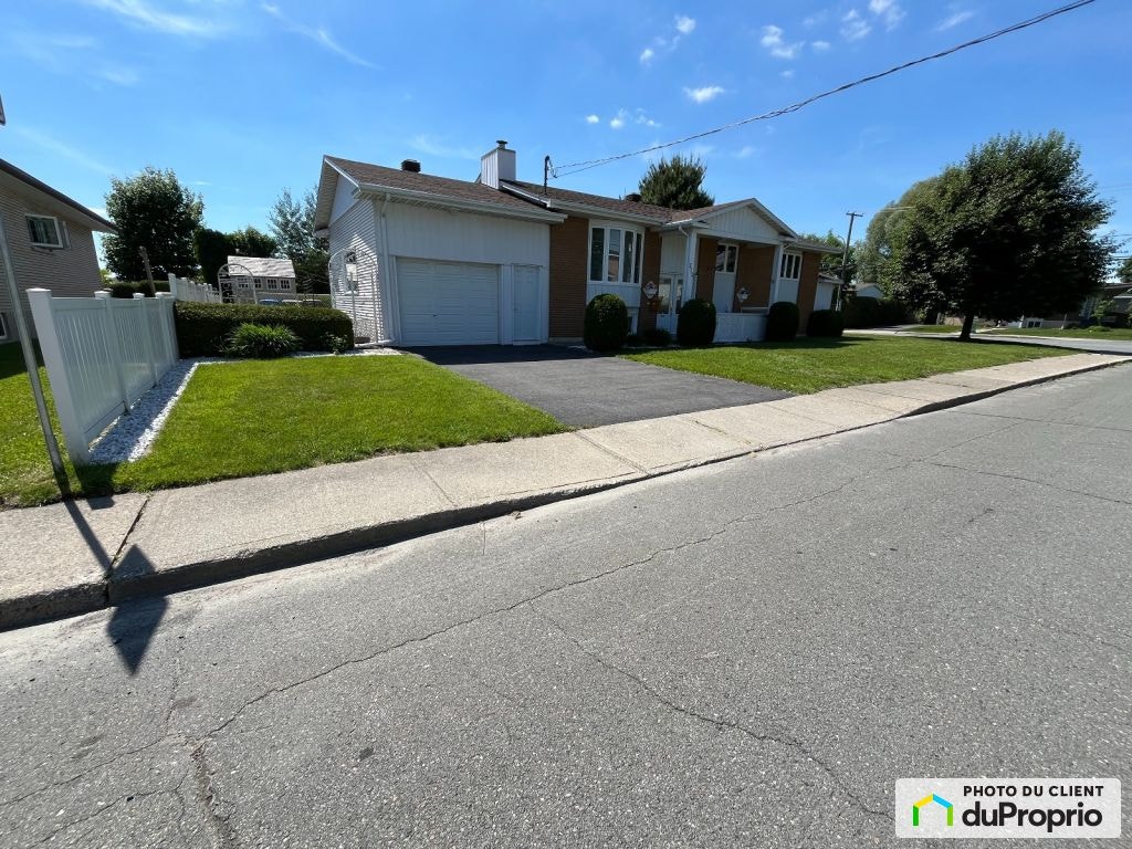 $444,900 - Bungalow for sale in Granby — photo 2