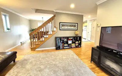 PRIX RÉVISÉ à 605,000 $$ VISITE LIBRE Facile en tout temps... Superbe cottage situé dans le secteur...