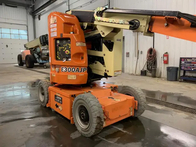 2014 JLG E300AJP in Heavy Equipment in Edmonton - Image 4