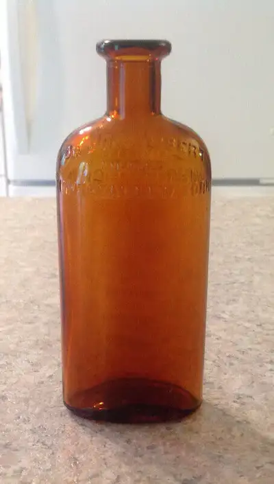 Bouteille brune de collection du Sirop Dr J.O. Lambert Limited de Montréal et New York. Fabriquée pa...