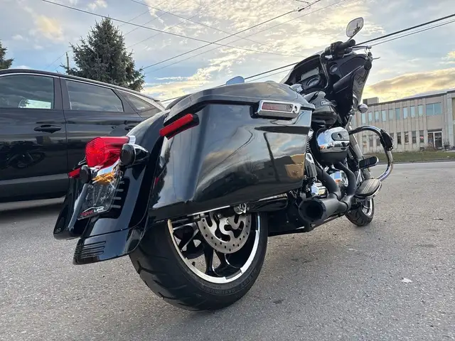 2022 Harley-Davidson Road Glide ~ ROAD GLIDE ~ 107CI ~ 2 INTO 1  in Sport Touring in City of Toronto - Image 14