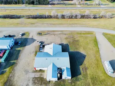 R32//Hamiota/Located just off of Highway 21 in Hamiota's Industrial Park, opportunity awaits! Recept...