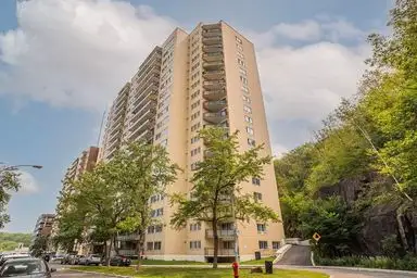 BEAUTIFUL 5 1/2 NEAR ROYAL-MOUNT PARK REBATE ONE MONTHS FREE !! The apartment offers a lot of light,...