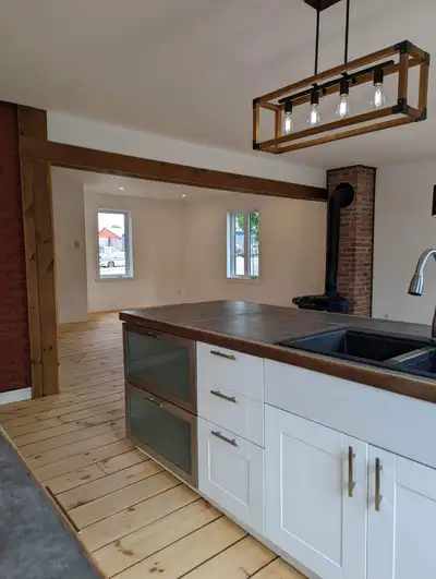 418-655-8281 À voir au 46 rue Marie de l'Incarnation, très beau grand 6 1/2 situé au rez de chaussé...