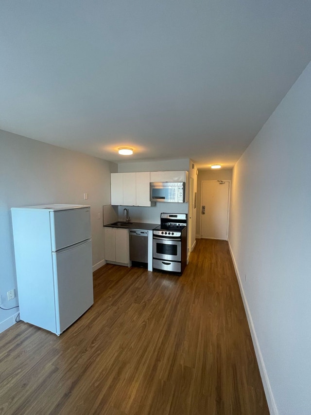 Renovated bachelor, Bathurst and Queen ID 3156 Long Term Rentals