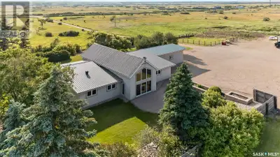 This may be the perfect place to live and work. Absolutely stunning shop is 60'x100' with in floor h...