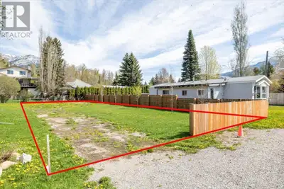 Fully serviced, level building lot in West Fernie. Central location on a quiet street with amazing v...