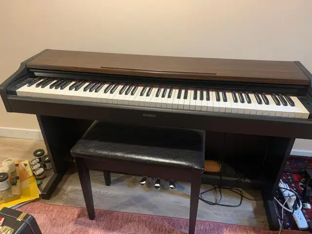 Yamaha YDP-213 electric Digital Piano in Pianos & Keyboards in City of Montréal - Image 2
